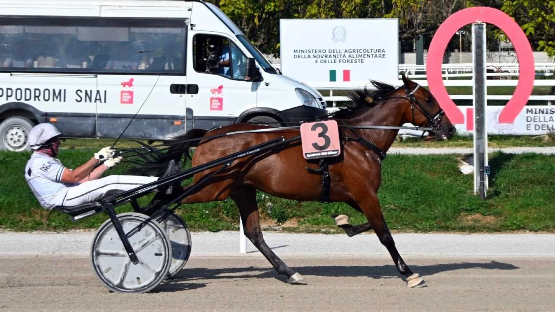 Ippica, all’Ippodromo Snai San Siro il venerdì di trotto riservato ai gentlemen sorride a Ehlert Par che vince l’invito sul miglio del Premio Isole Eolie. Classifica della giornata vinta da Marco Castaldo