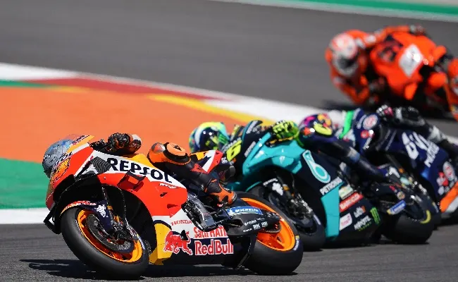 MotoGP. Bagnaia cerca la doppietta a Misano mentre Valentino Rossi saluta il “suo” circuito: successo del Dottore a 100 su Sisal.it