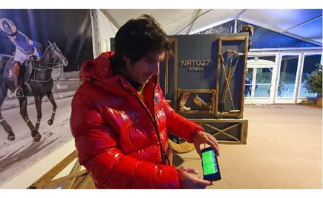 IPC 2023 U.S. Polo ASSN: il capitano azzurro di Polo Giansanti scende da cavallo e segue il match di Salisburgo sullo smartphone: «Giornata nera per me e per la mia Roma, giovedì sarò all'Olimpico e ci rifaremo»