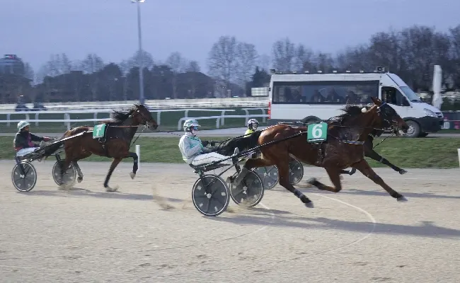 Ippica, all'Ippodromo Snai San Siro di Milano fine settimana con lo spettacolo delle corse. Venerdì 4 aprile la 21° giornata di trotto riservata ai gentlemen. Domenica 6 la riunione di galoppo