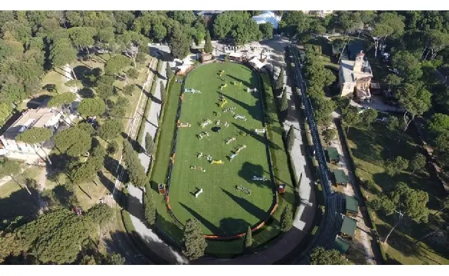 Piazza di Siena, l'arte, la storia, le imprese sportive tra gli ostacoli del tempo: immaginando il passato, l'ispirazione che reinterpreta il futuro