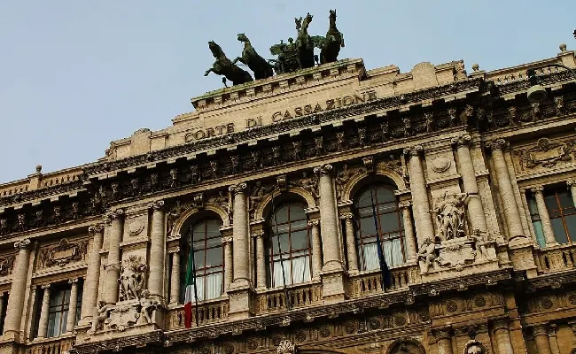 Scommesse illegali a Napoli, Cassazione conferma la custodia cautelare per due persone: “Partecipazione attiva a clan criminale”