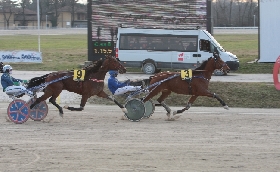 Ippica all’Ippodromo Snai La Maura è Alchimia di Casei a vincere il Premio Magna Force