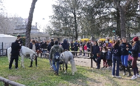 AL L IPPODROMO SNAI SAN SIRO PASQUA E PASQUETTA CON LE CORSE E TANTE SO RPRESE PER I BAMBINI