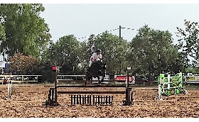 Equitazione salto a ostacoli: tris di Giovanni Carboni su Rubacuori Baio ai campionati regionali disputati al Centro Is Alinos di Maracalagonis