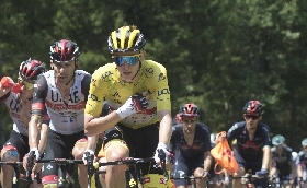 Tour de France: Pogacar vuole il tris a Parigi Il trionfo dello sloveno a 1 65; Caruso il primo degli italiani