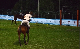 Italia Polo Challenge. Dove rotola il pallone ecco i cavalli: così i campi di calcio diventano teatro per l'Arena Polo