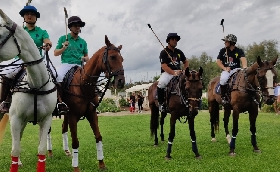 Punta Ala Polo Cup che show la sfilata dei cavalli alla marina. Il sindaco Nappi: «Bello rivedere il grande polo nel nostro territorio». E da domani si gioca