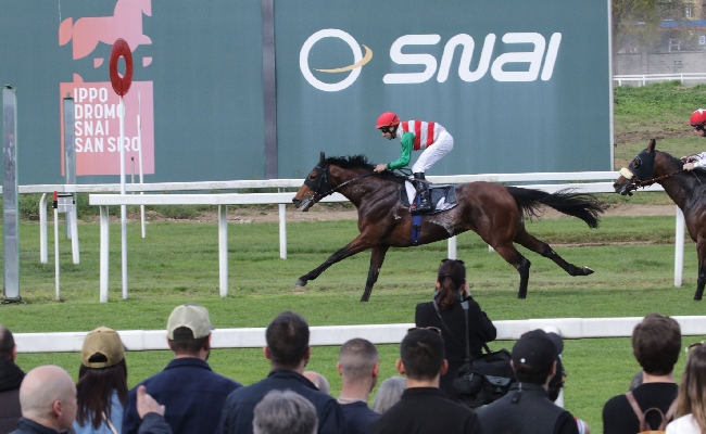 ALL’IPPODROMO SNAI SAN SIRO LA ‘PRIMA’ STAGIONALE DI GALOPPO: SPETTACOLO A BORDO PISTA CON L’ARCHIVIO STORICO IPPODROMI SNAI. IN PISTA IL PREMIO GUIDO CLERICI LO VINCE STRONG ALPHA MENTRE IL PREMIO APERTURA VA A SCHIELE