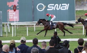 ALL’IPPODROMO SNAI SAN SIRO LA ‘PRIMA’ STAGIONALE DI GALOPPO: SPETTACOLO A BORDO PISTA CON L’ARCHIVIO STORICO IPPODROMI SNAI. IN PISTA IL PREMIO GUIDO CLERICI LO VINCE STRONG ALPHA MENTRE IL PREMIO APERTURA VA A SCHIELE