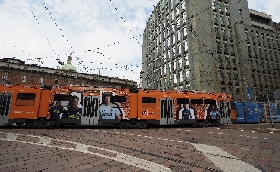 Verso San Siro con LeoVegas.News: un tram della linea 16 dell'ATM di Milano si tinge con i colori del brand