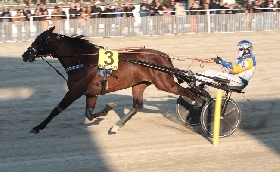 Super domenica all'Ippodromo Snai La Maura con in programma il Gran Premio Locatelli e tanta animazione di carnevale per famiglie e bambini. Cancelli aperti dalle 12.45 in pista dalle 13.55