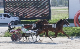 IL VENERDÌ ALL’IPPODROMO SNAI LA MAURA PREMIA DEMETRIO CHE SI AGGIUDICA LA PROVA IN ONORE DELLA SCUDERIA LEONARDO. COMMOSSO RICORDO DEL COMPIANTO UBALDO LA PORTA