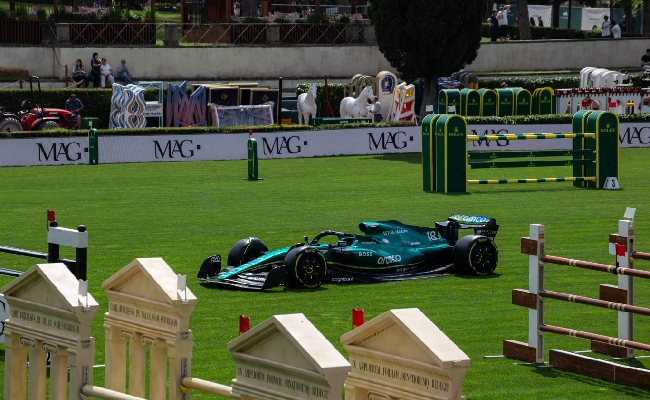 Piazza di Siena sull'Ovale spunta l'Aston Martin di F1 fan in festa: “Quella è la macchina di Alonso!”