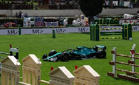 Piazza di Siena sull'Ovale spunta l'Aston Martin di F1 fan in festa: “Quella è la macchina di Alonso!”