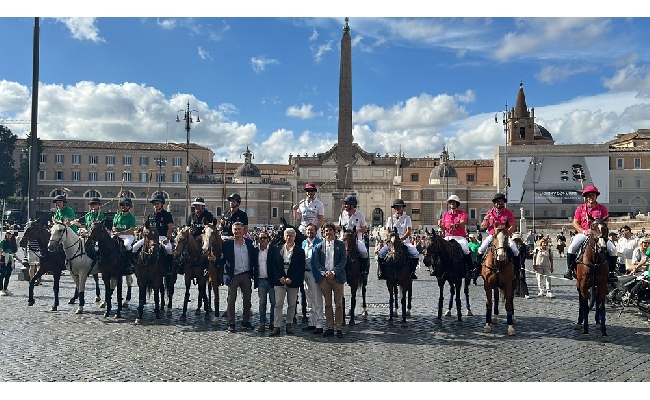 Italia Polo Challenge cavalli sfilano centro Roma Folla curiosi Via del Corso giovedì sera show Galoppatoio