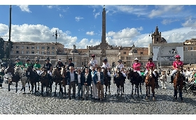 Italia Polo Challenge cavalli sfilano centro Roma Folla curiosi Via del Corso giovedì sera show Galoppatoio