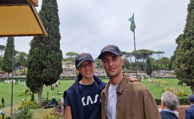 L'influencer Mattia Stanga a Piazza di Siena a guardare la sorella. Scatta l'idea social: “Presto dei video a tema equitazione”