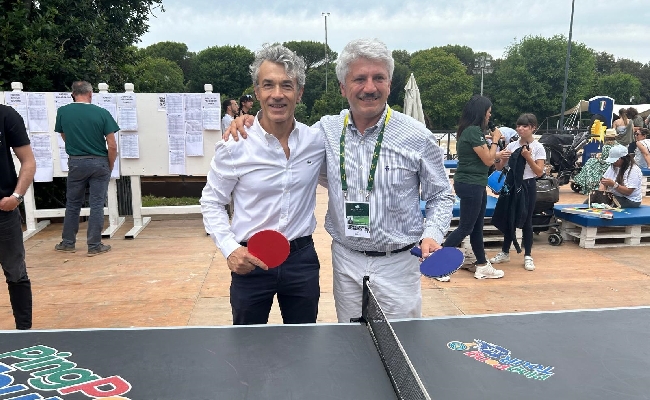 Piazza di Siena tra atleti e pubblico irrompe il ping pong: sfida speciale in vista degli ITTF World Masters Table Tennis di luglio