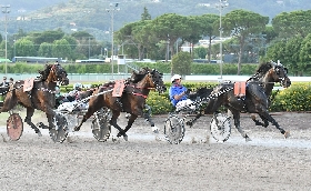 ALL’IPPODROMO SNAI SESANA BUONA LA ‘PRIMA’. OLTRE MILLE SPETTATORI ALL’APERTURA DELLA 109^ STAGIONE DI TROTTO. A BORDO PISTA DIVERTIMENTO PER FAMIGLIE E BAMBINI. IN PISTA PER IL PREMIO MISS MONTECATINI VINCE FLORA PAN