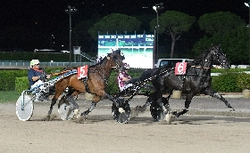 Ippica: un sabato di festa per mille spettatori all’Ippodromo Snai Sesana. In pista Gin Tonic Cap vince la prima in carriera nel Premio per debuttanti supportato da Euroedil