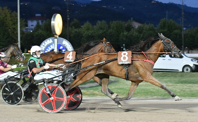 ALL’IPPODROMO SNAI SESANA LO SPETTACOLO DELLE PARIGLIE NEL PREMIO LA NAZIONE PREMIA DYNAMITE KANDY E IL TRIS DI COUNTRY GIAL. IL TROTTO MONTATO PREMIO CAVALLO 2000 LO VINCE BACCANI