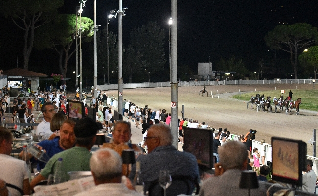 Ippica ultima di agosto all'Ippodromo Snai Sesana con un mercoledì dedicato alla città di Pescia. In pista sette corse con al centro la condizionata per i puledri