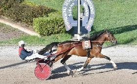 Ippica all'Ippodromo Snai Sesana una domenica in famiglia con tanti bambini affascinati dallo spettacolo del trotto. In pista Goldwin Cr si conferma nella prova più importante