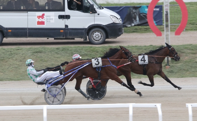 Ippica alla prima di trotto all'Ippodromo Snai San Siro per la sessione autunno inverno spicca la vittoria del tedesco Ois Tschikago nel Premio Tinak Mo prova con maggiore dotazione del martedì 