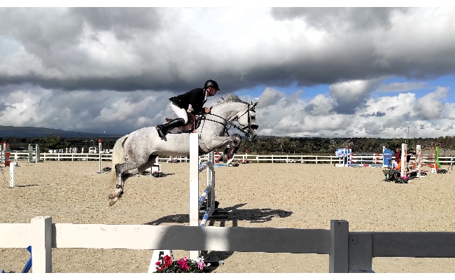 Salto ostacoli: a Tanca Regia Simonetti vince il piccolo Gran Premio al Sardegna Jumping Tour