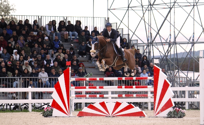 Equitazione salto ostacoli: Simonetti vince a Tanca Regia il Gran Premio del Sardegna Jumping Tour. Nel Trofeo dei Nuraghi successi di Murruzzu Guspini e Tatti