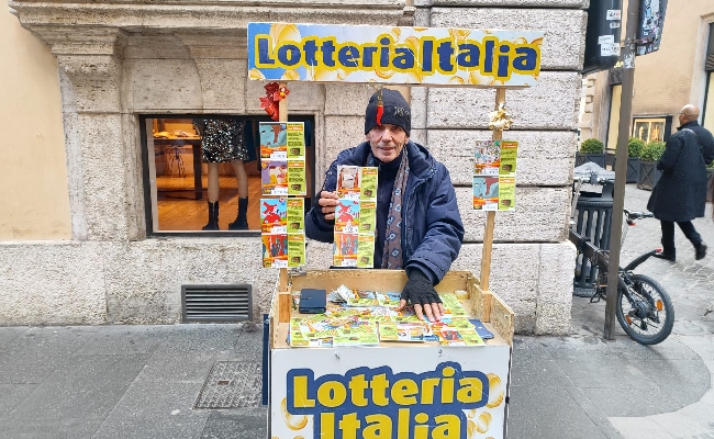 Lotteria Italia. “In mezza giornata comprati oltre 500 biglietti” parola di Carlo storico rivenditore del centro di Roma: “Negli ultimi giorni la gente fa la fila”