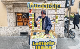 Lotteria Italia. “In mezza giornata comprati oltre 500 biglietti” parola di Carlo storico rivenditore del centro di Roma: “Negli ultimi giorni la gente fa la fila”