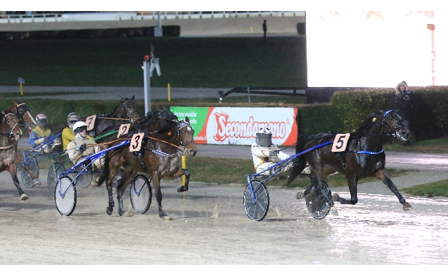 Ippica Ippodromo Arcoveggio di Bologna: Lunedì 6 gennaio sotto le Due Torri il Gran Premio della Vittoria Isibetpro Trofeo Carlo Mantellini e la Grande Festa della Befana