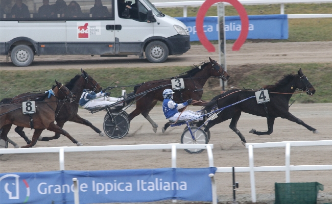 Ippica: all'Ippodromo Snai San Siro Fuoco degli Dei illumina il mercoledì di trotto valido per la terza giornata stagionale. Cesare Amg si conferma nel premio dedicato alla Scuderia Indal