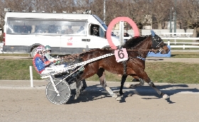 Ippica la domenica di trotto all'Ippodromo Snai San Siro vede Caos fare le mosse giuste e vincere il premio esotico Prad