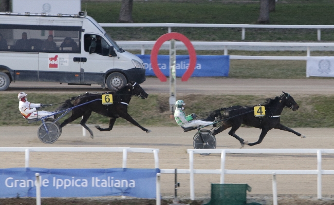 Ippica all'Ippodromo Snai San Siro domenica di trotto con lo squillo di Frencis Zl nel Premio Gitana d'Asolo