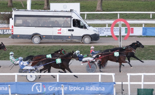 Ippica alla 'prima' di febbraio all'Ippodromo Snai San Siro Fosciandora Dr protagonista nel Premio Chris Evert Treb raccogliendo la nona vittoria in 14 uscite