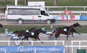 Ippica alla 'prima' di febbraio all'Ippodromo Snai San Siro Fosciandora Dr protagonista nel Premio Chris Evert Treb raccogliendo la nona vittoria in 14 uscite