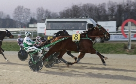 Ippica nel mercoledì di trotto all'Ippodromo Snai San Siro di Milano la corsa con maggiore dotazione la vince Firmamento St. Domenica è in programma il Gp Mario Locatelli